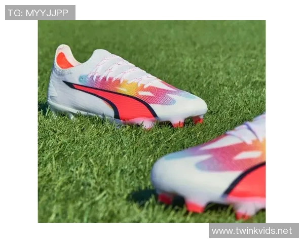 足球明星后跟开洞球鞋引领潮流助力运动表现的全新设计理念