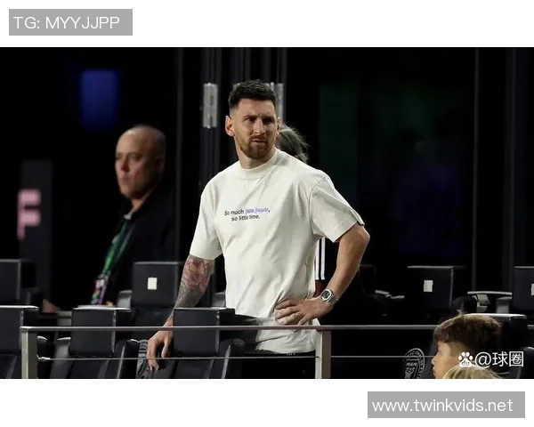 足球明星意外失手引发冲突事件引发媒体热议与球迷关注